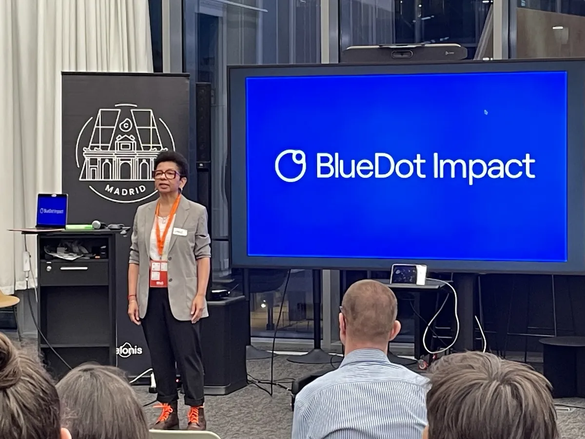 Osmani Redondo, directora de iaS, presenta el encuentro, organizado con BlueDot Impact.