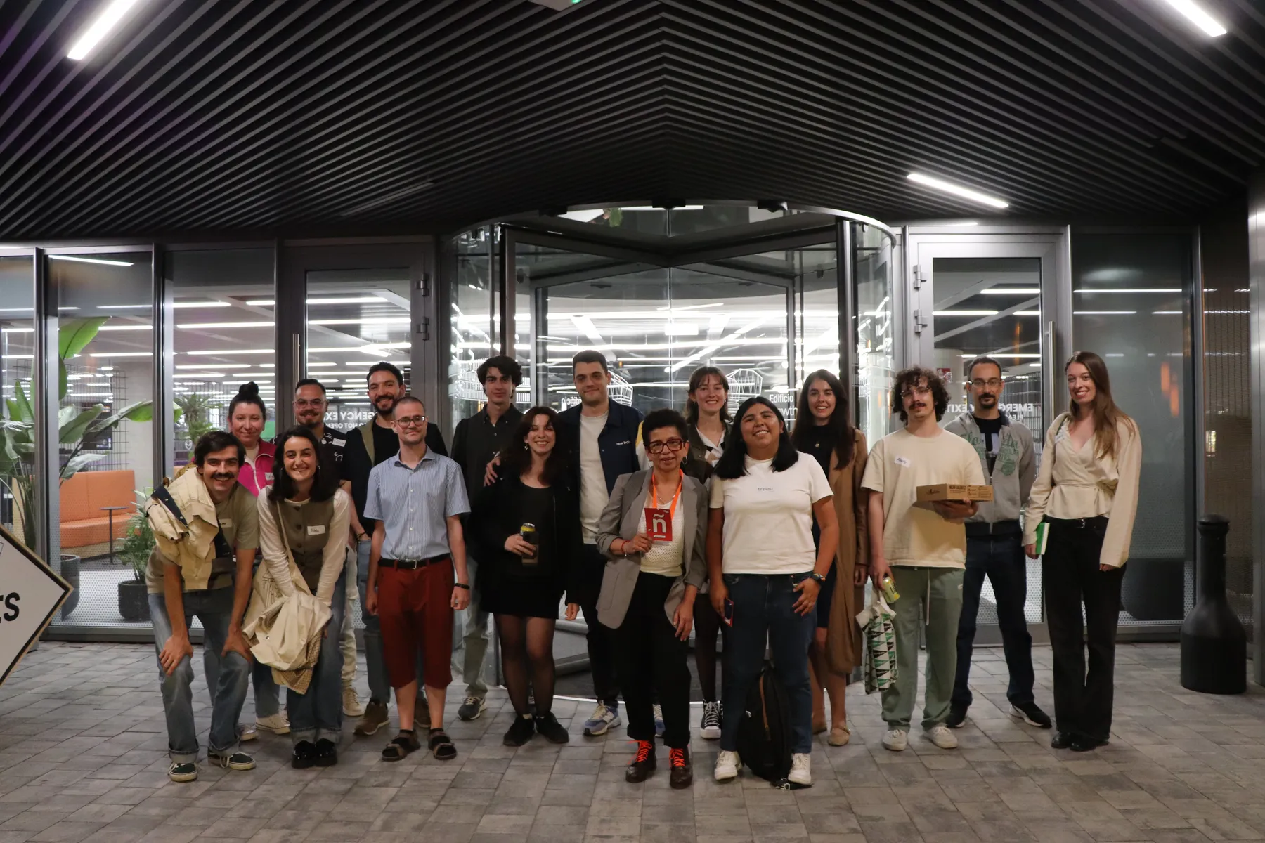 Foto de grupo a la salida de Celonis, al terminar el encuentro.