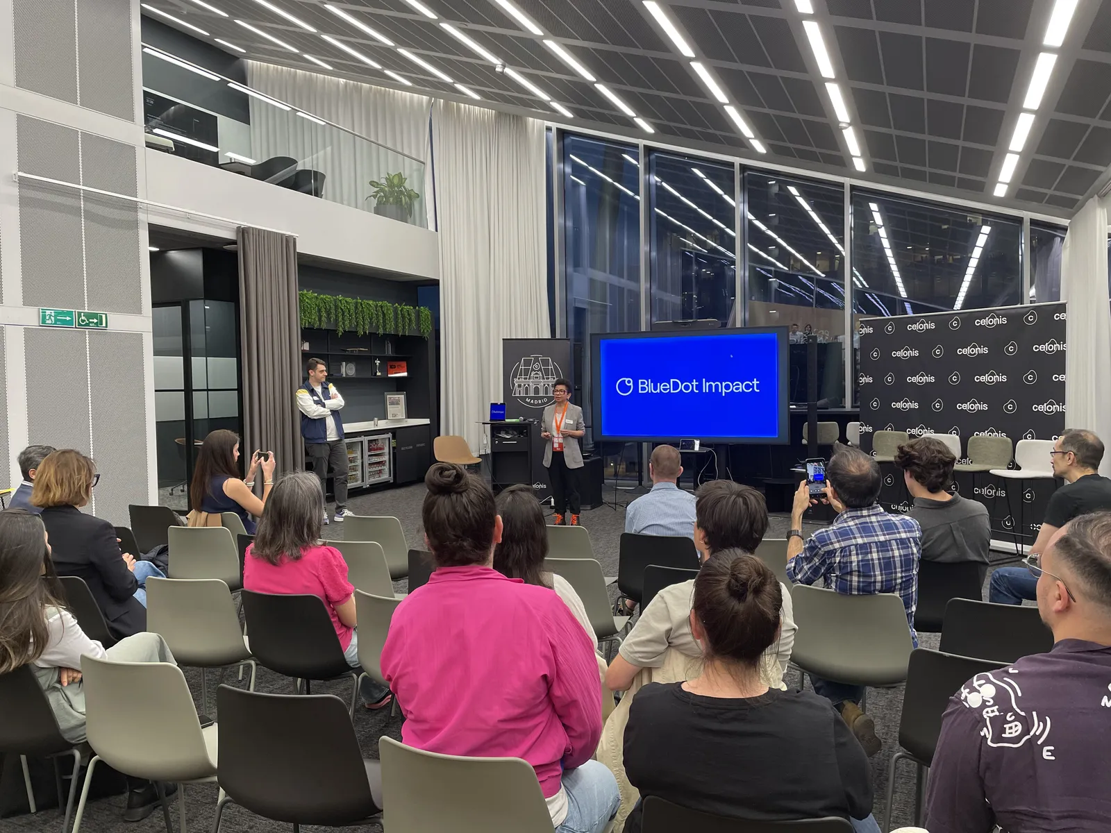 El público en Celonis, durante la presentación del encuentro.
